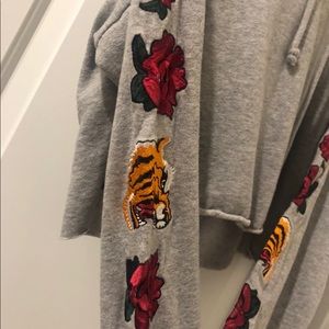 Grey cropped sweater w/design on sleeves